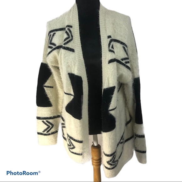 BKE Boutique Fuzzy White & Black Aztec Sweater XL - Picture 2 of 12